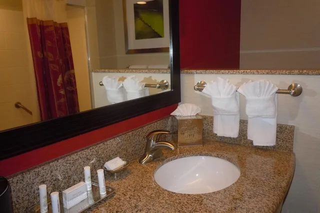 غرفة بسريرين كوين بحوض استحمام لذوي الإعاقة، Courtyard Vicksburg 2/2