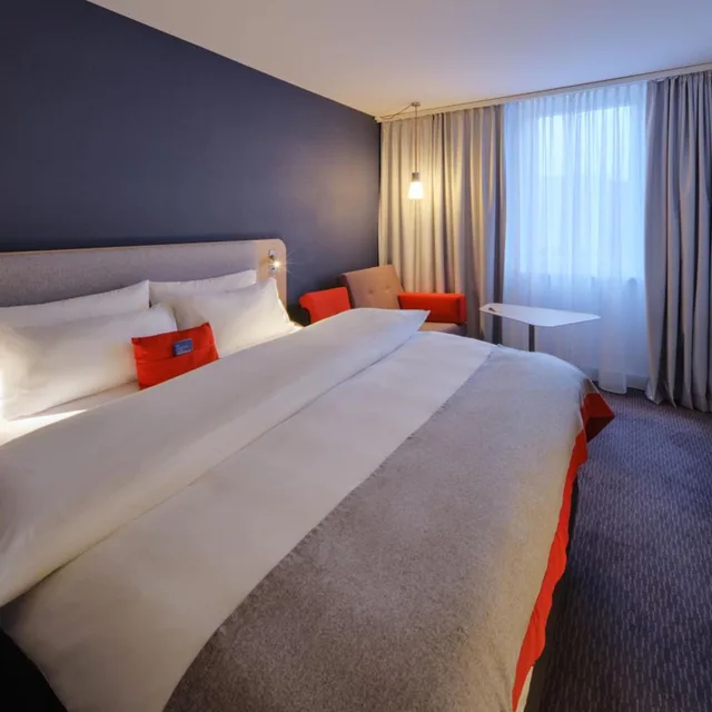 غرفة بسرير مزدوج مع أريكة، Holiday Inn Express Dusseldorf - City North 2/6