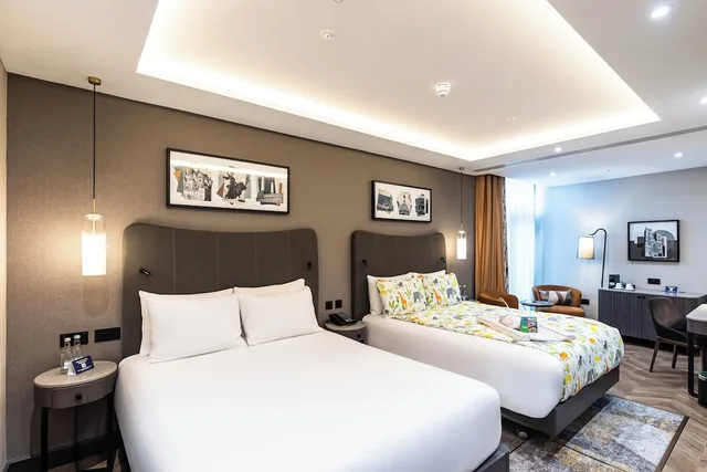 جناح بسريرين مزدوجين مع أريكة، DoubleTree by Hilton London Victoria 1/10