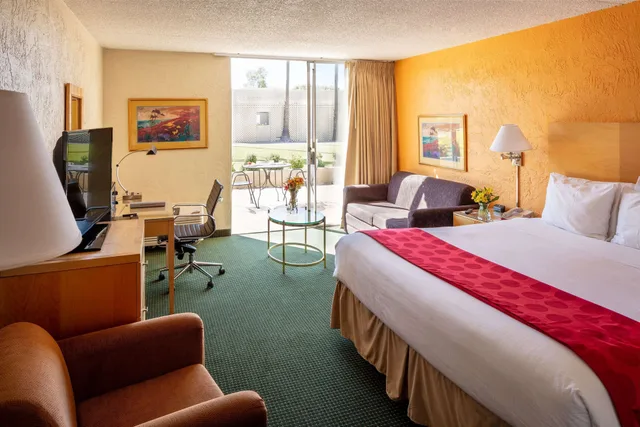 غرفة بسرير كينج لذوي الإعاقة، Ramada by Wyndham Tucson 1/4
