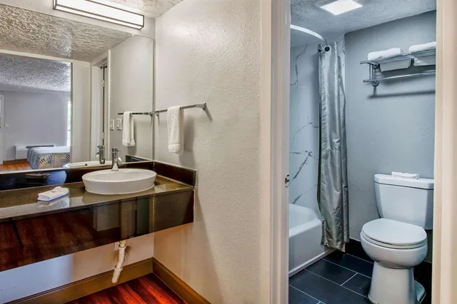 Room, 2 Queen Beds, Smoking, Motel6 Fort Worth, TX - White Settlement 6/6