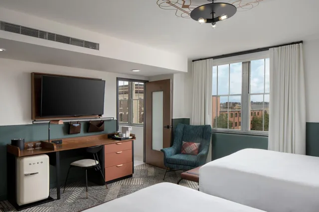 غرفة بسرير كوين لذوي الإعاقة، Hotel Forty Five, Macon, a Tribute Portfolio Hotel 7/10