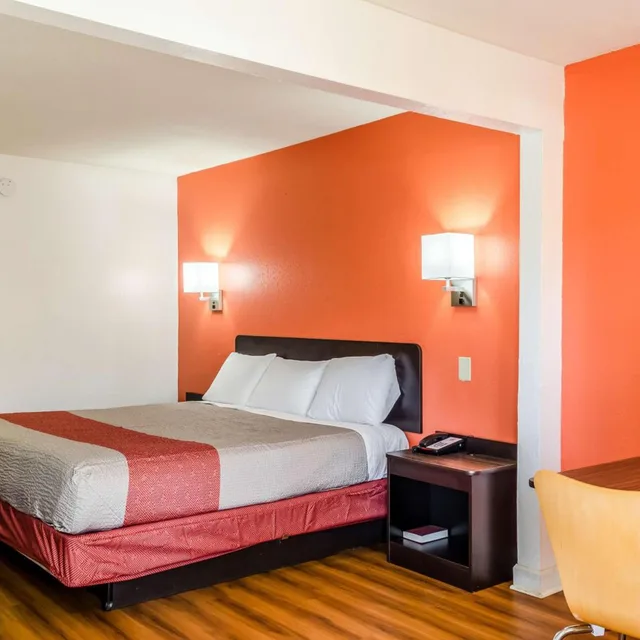 غرفة بسرير كينج لذوي الإعاقة، Motel6 Saraland, AL 1/9