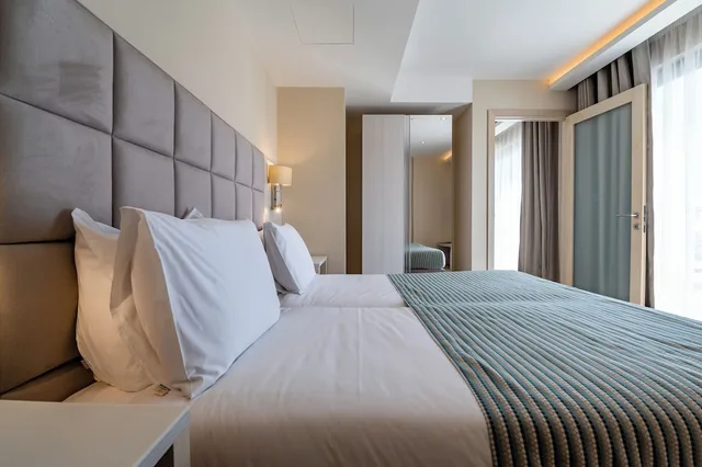 جناح جونيور ديلوكس بسرير مزدوج بشرفة مع أريكة، Maritim Antonine Hotel and Spa Malta 3/10