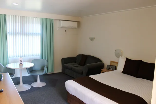 Deluxe, Single, Queen Bed, Hospitality Inn Geraldton SureStay Collection by Best Western 7/9