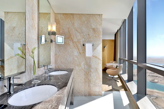 غرفة ديلوكس بسريرين منفصلين بإطلالة على البحر، Conrad Abu Dhabi Etihad Towers 4/6