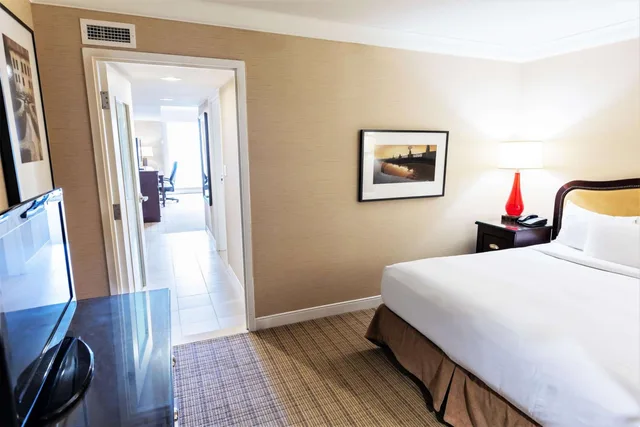 2 Bedrooms, Suite, King Bed, Casino or City View, Hot Tub، Hilton Niagara Falls/ Fallsview Hotel and Suites 1/2