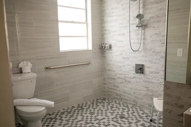 جناح ديلوكس بسرير كينج وسرير كوين بغرفة نوم واحدة لذوي الإعاقة، Metropole Suites South Beach 5/6