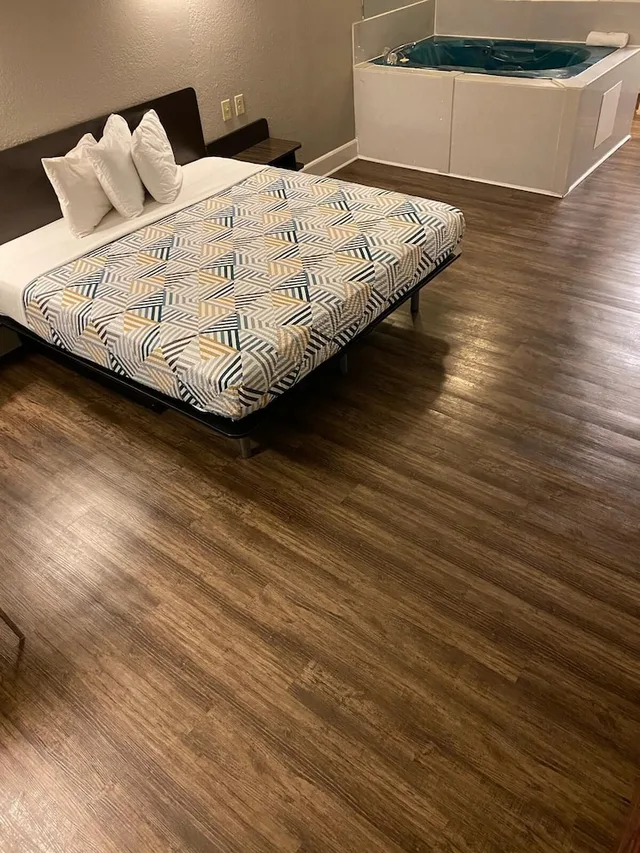 Deluxe, Suite, King Bed, Hot Tub, Motel6 Manchester, TN 1/2