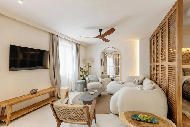 جناح جونيور بسرير كوين بشرفة مع أريكة في الملحق في الطابق الأرضي، Casa Del Mare Mediterraneo 2/4