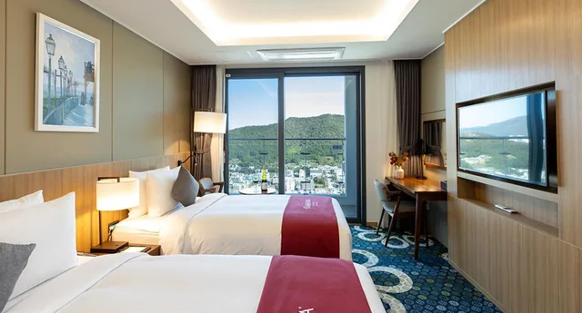 غرفة سوبيريور بسرير مزدوج وسرير فردي بإطلالة على الجبل، Ramada Plaza by Wyndham Dolsan Yeosu 1/4