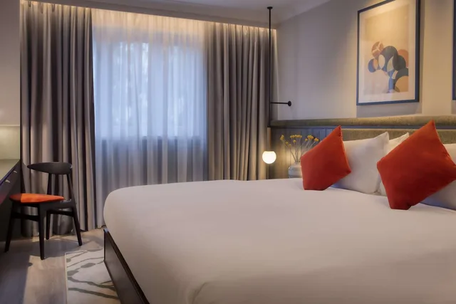 غرفة ديلوكس بسرير كينج، The Samuel Ryder Hotel St. Albans, Tapestry Collection by Hilton 2/2