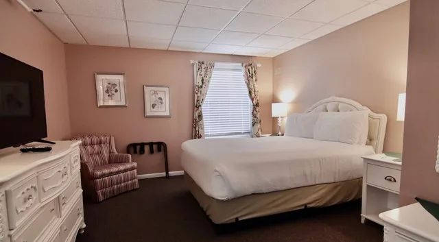 Queen Bed, The Hotel Frankfort 1/6