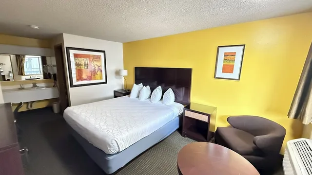 غرفة قياسية بسرير كينج، PepperTree Inn 4/10