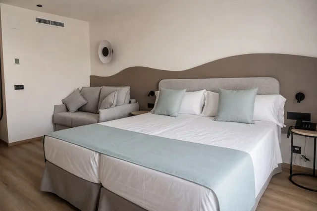 غرفة ثلاثية بسرير مزدوج بإطلالة على البحر، AR Roca Esmeralda and Spa 5/10