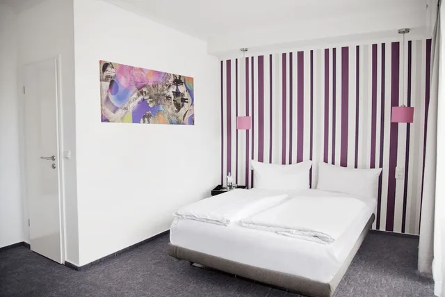 غرفة كومفورت بسرير كينج بشرفة، Hotel Les Nations 2/10