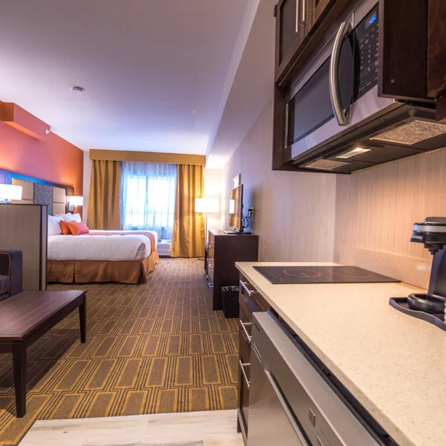 غرفة ديلوكس بسرير كينج مع أريكة، Best Western Plus Chateau Fort St. John 3/6