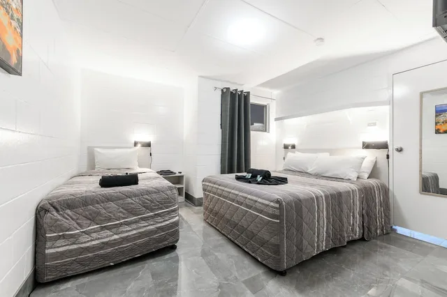 2 Bedrooms, Superior, Apartment, 2 Queen and Twin Beds, Kitchen, Aaron Motel 2/5