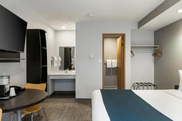 1 King Bed - Non-Smoking, Micfridge, View، Motel6 Saanichton, BC - Victoria Airport 7/10