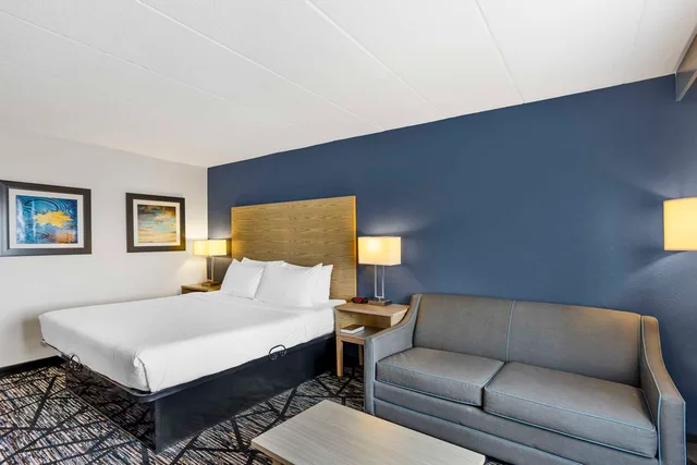 غرفة بسرير كوين مع أريكة، Best Western Westgate Inn 2/5