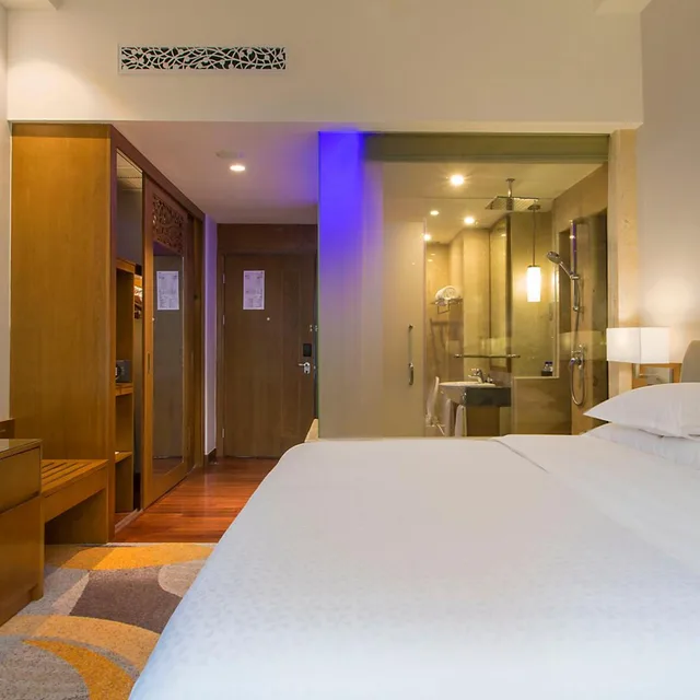 غرفة ديلوكس بسرير كينج بإطلالة على البحر، FOUR POINTS BY SHERATON MANADO 1/10
