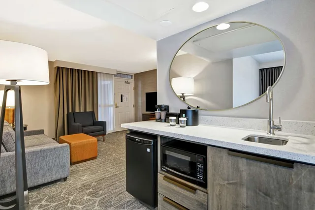 جناح تنفيذي ركني بسرير كينج بغرفة نوم واحدة مع أريكة، Embassy Suites by Hilton Minneapolis Airport 2/2