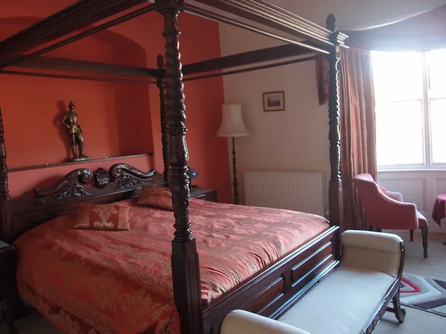 Superior, King Bed, Four Poster View، The Royal Britannia 3/4
