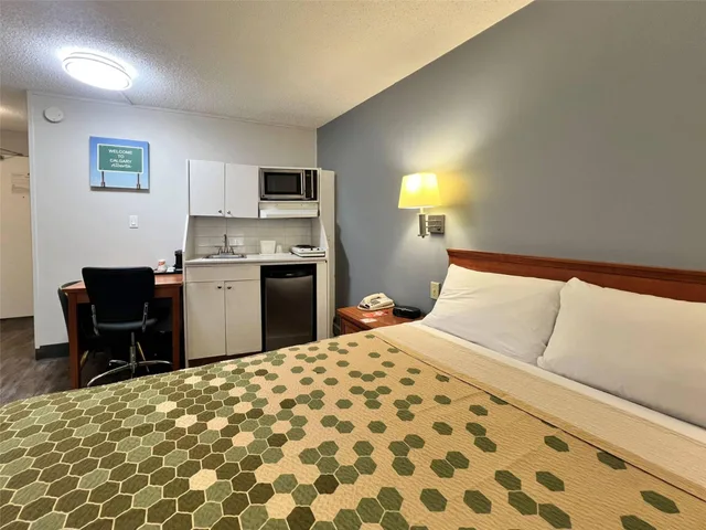 Efficiency, Queen Bed، Econo Lodge Calgary Motel Village 3/6