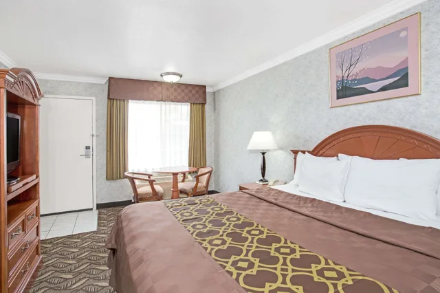 غرفة قياسية بسرير كينج للمدخنين، Days Inn By Wyndham Los Angeles Lax Redondo Manhattan Beach 3/10