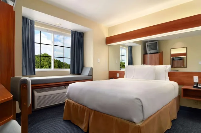 غرفة بسريرين كوين لذوي الإعاقة، Microtel Inn & Suites Huntsville 1/2