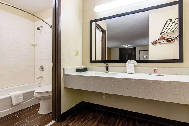 Standard, King Bed, Smoking, Econo Lodge Inn And Suites Matthews Charlotte 4/4