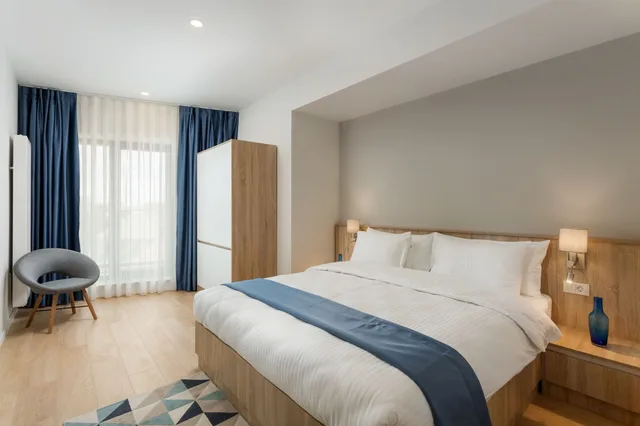 غرفة قياسية بسرير كينج بشرفة، Athina Suites Hotel 1/7