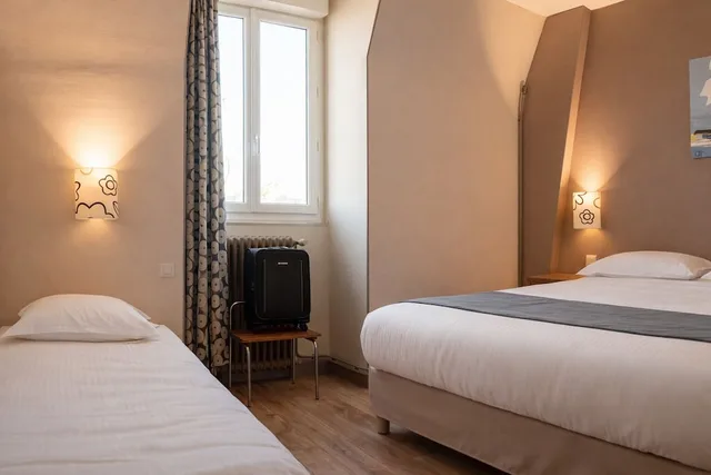 غرفة كومفورت ثلاثية بسرير كوين بغرفة نوم واحدة بحمام خاص مع أريكة، Logis Hotel Le Majestic 4/9