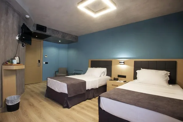 Family, 1 Double and 1 Single Bed, Redstone Hotel 1/4