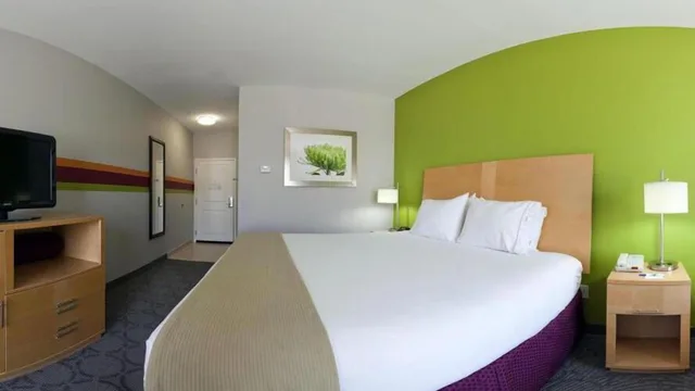 غرفة قياسية بسرير كوين، Holiday Inn Express Suites Clute Lake Jackson 1/2