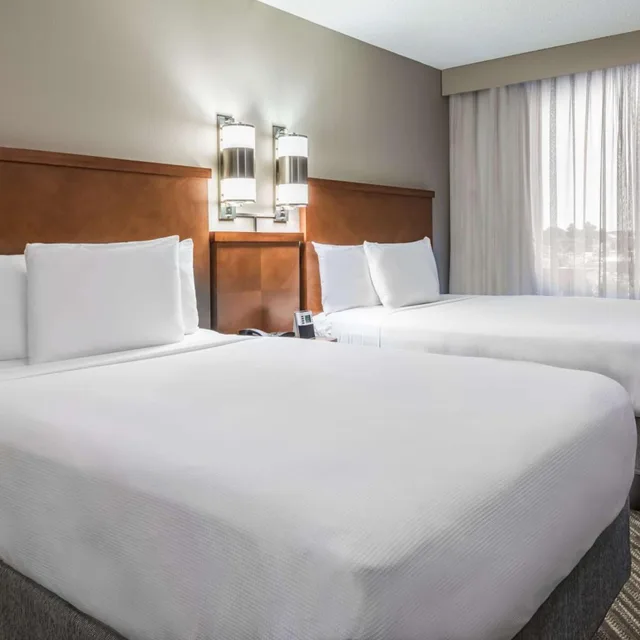 غرفة بسريرين مزدوجين مع أريكة في طابق مرتفع، Hyatt Place Rogers / Bentonville 1/3