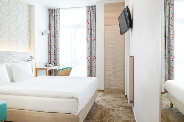 Standard, Double Bed, Metropol Hotel Warsaw 5/9