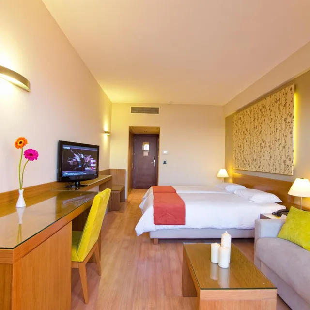 غرفة بسرير مزدوج بإطلالة على البحر، Pharae Palace 2/8