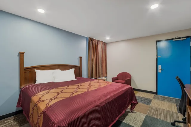 غرفة قياسية بسرير كينج بجاكوزي للمدخنين، Rodeway Inn Augusta West - Fort Gordon 1/4