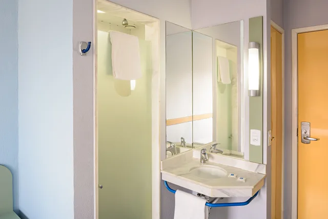 غرفة بسرير مزدوج وسرير فردي، IBIS BUDGET BELEM 9/10