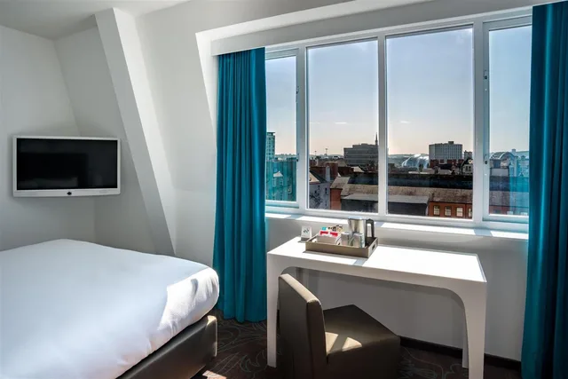غرفة قياسية بسرير كينج بإطلالة على المدينة، Motel One 5/6