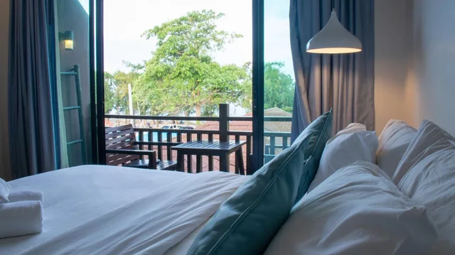 غرفة ديلوكس بسرير كينج بإطلالة على البحر بشرفة، Chidlom Resort 3/3