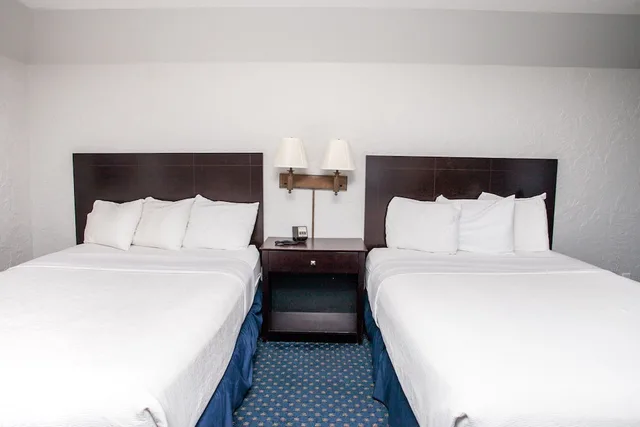 Room, 2 Queen Beds, The Chateau Hotel And Conference Center 5/8