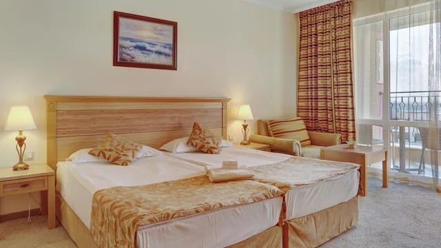 غرفة قياسية بسريرين منفصلين في طابق منخفض، DIT Majestic Beach Resort 1/8