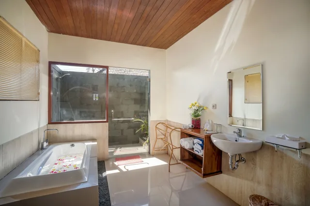 Deluxe, Queen Bed, Bathtub, Sea Terras Suite And Luxury By Ozz Group 1/1