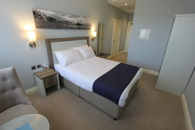 Classic, Double Bed, Yarrow Hotel 1/2