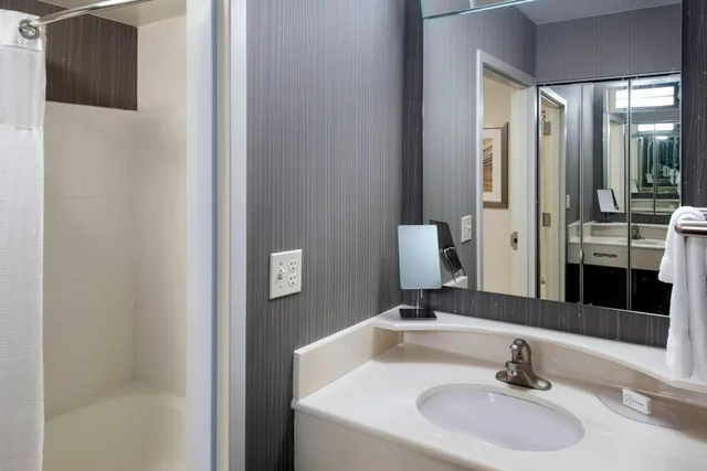 غرفة بسرير كينج مع أريكة لذوي الإعاقة، Courtyard by Marriott Lebanon 1/2