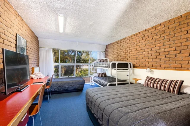 غرفة عائلية بسرير كوين وسريرين منفصلين، Aquajet Motel 3/5
