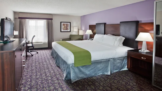 Standard, 2 Queen Beds, Holiday Inn Express Atlanta West Theme Park Area 2/7