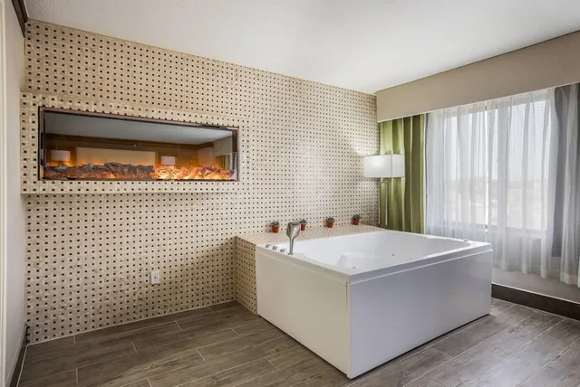 Upgrade, Suite, King Bed, Corner، The Leo Collection Detroit, an Ascend Collection Hotel 7/9
